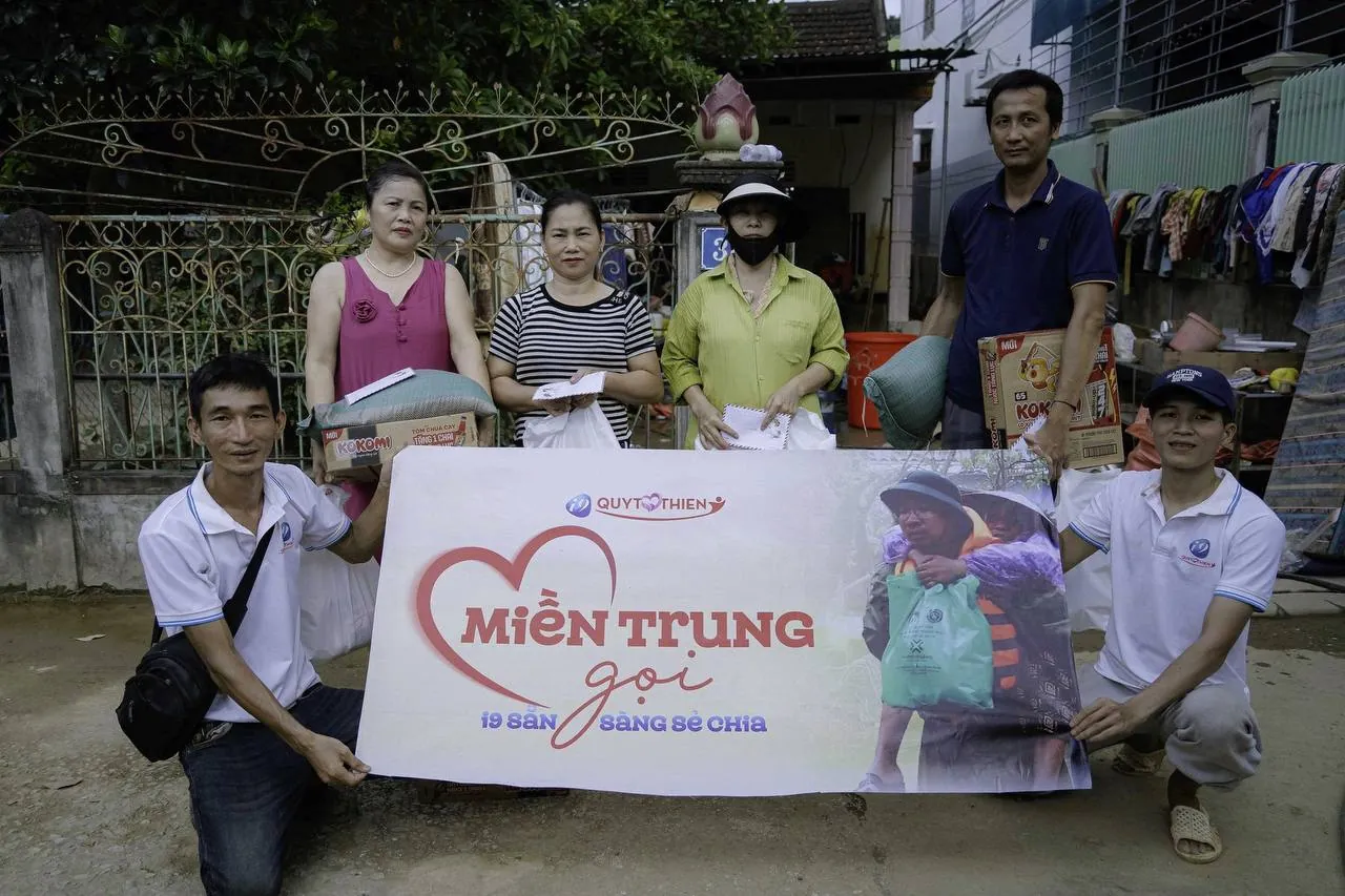 Sân tennis với hai vận động viên đang thi đấu